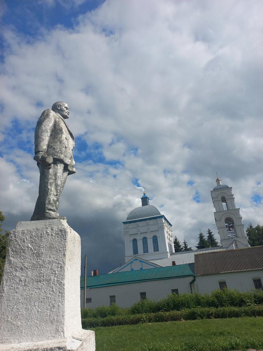 Здесь один буйный дурачок опять обрушился на меня, пуская пену, с критикой о том, что Прилепин поддерживает «русофоба» Ленина, который отнял у русских русскую культуру.

Отвечу по существу.