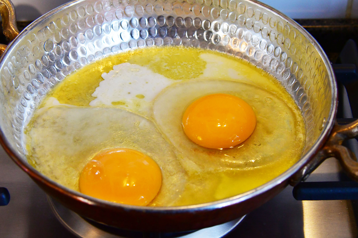 Готовим глазунью