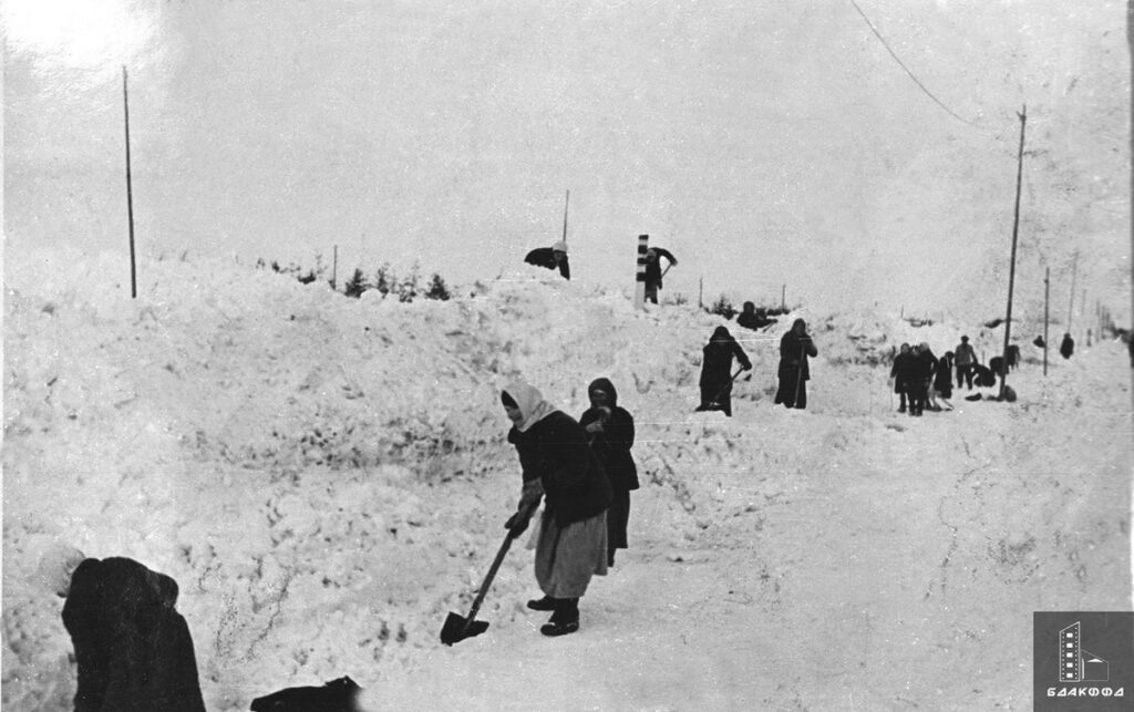 Жители Слуцка расчищают дорогу от снега, ЦГАКФФД СССР, Минская область, зима 1942 г. К массовому угону в рейх на работы, голоду и разрухе оккупация добавила мирному населению края еще одну беду — черствость оккупационного режима, при котором гражданские лица должны были обеспечивать себя всем необходимым сами, к тому же справлять многочисленные трудовые повинности и платить продуктовый налог.