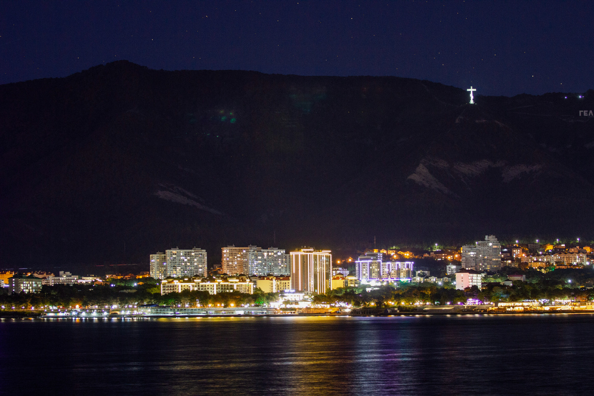 Поклонный крест и вечер Геленджика 