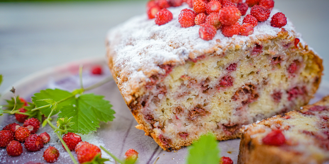 Решила испечь шарлотку и так увлеклась, что пеку уже неделю с разными начинками. Делюсь универсальным рецептом