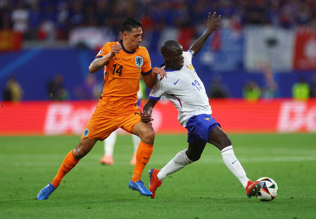   Тиджани Рейндерс и Нголо Канте. Reuters