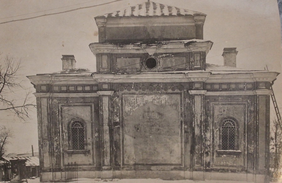 Кинотеатр "Комсомолец" после освобождения Тихвина. Декабрь, 1941 г. Из фондов ТИМАХМ.