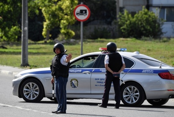    Сотрудники правоохранительных органов на улице Севастополя после ракетной атаки на город со стороны ВСУ