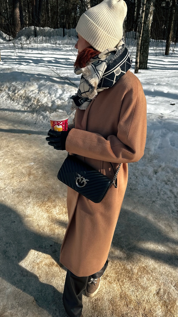 Один из моих любимых палантинов — Twinset Milano. Куплен также на распродаже с огромной скидкой. Удобно, что двусторонний — можно носить по-разному и соответственно создавать разные образы