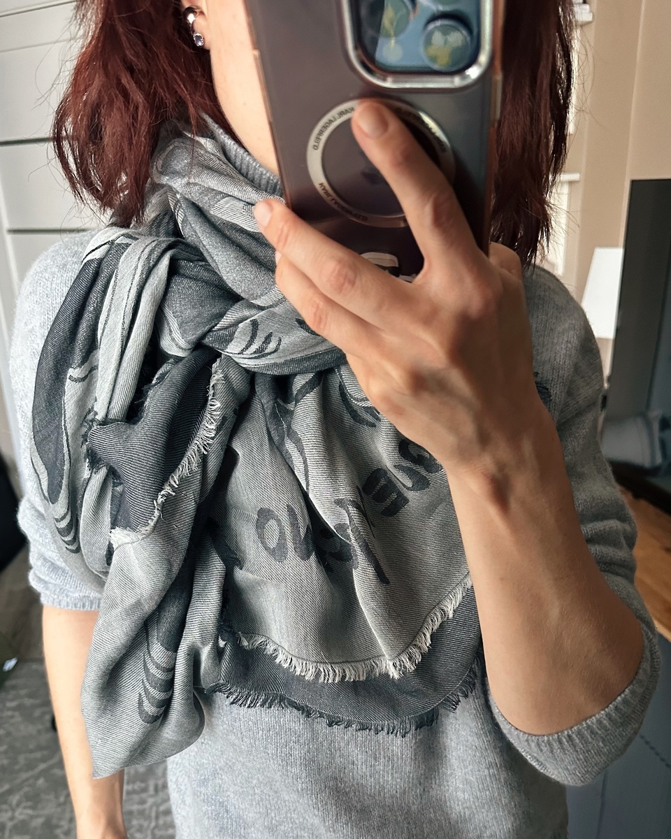 На этой распродаже удалось поймать классный платок Moschino 