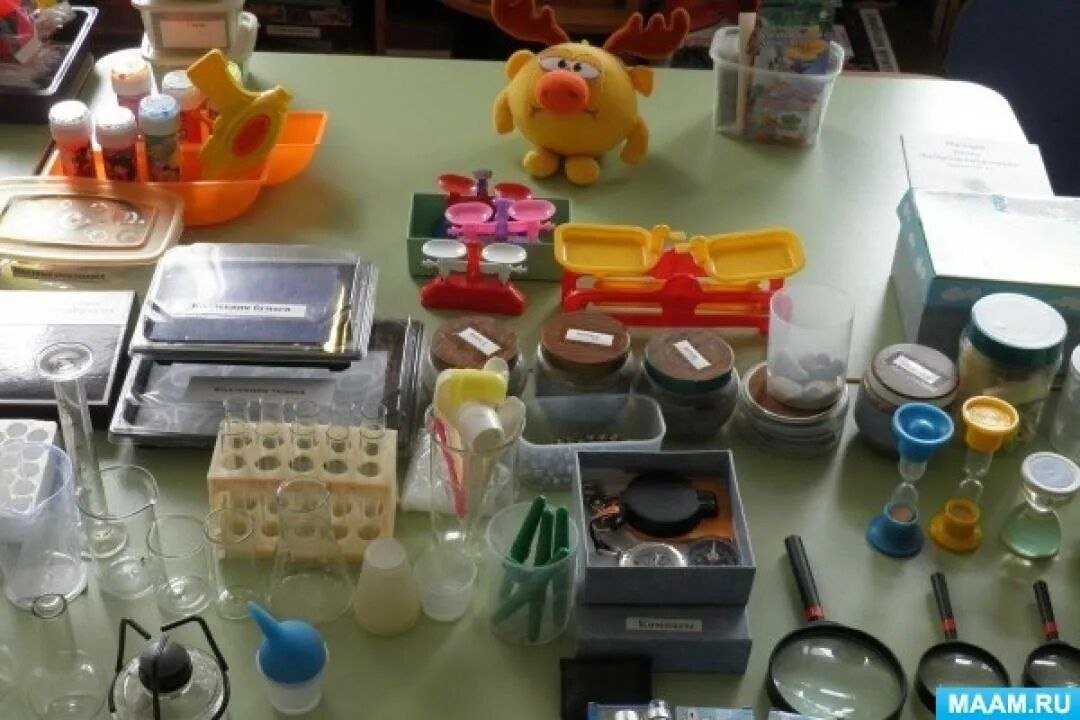 Мини лаборатория в детском саду. Оборудование для лаборатории в детском саду. Экспериментальный уголок в детском саду. Экспериментирование в доу. Уголок экспериментирования в детском.