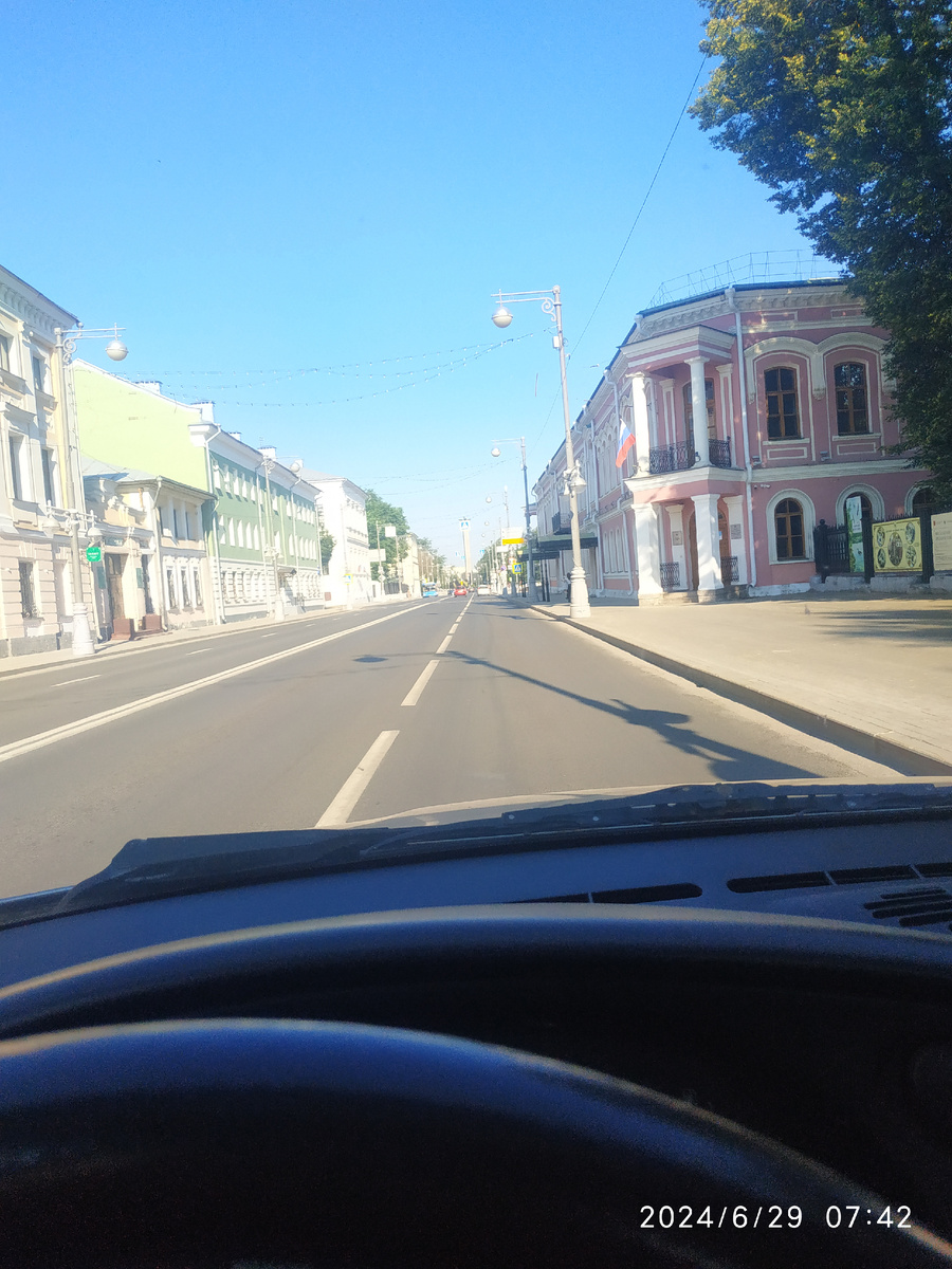 фотоальбом - листаем справа налево
В тот день солнце было настолько ярким, что все дома казались белыми-белыми. ул. Советская