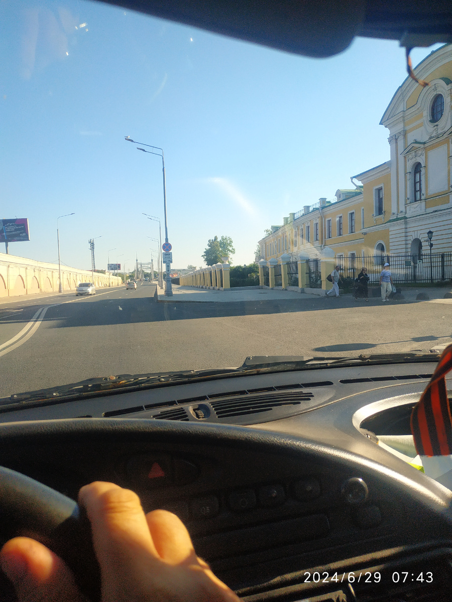 Справа Путевой дворец