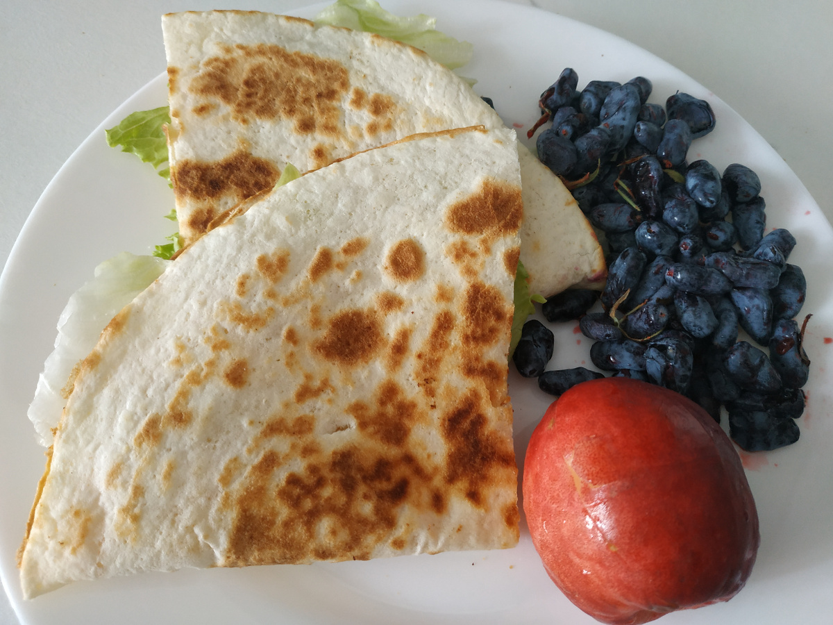 Завтрак. Кстати, и дочке такой же завтрак сделала - пусть тоже правильно питается)