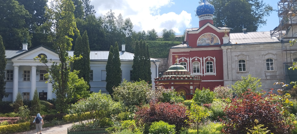 Внутри монастыря. Всё очень ухоженно и красочно! 