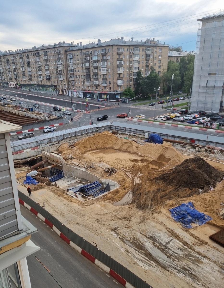 📷 2.1: Один из выходов на поверхность южного вестибюля. Залит лоток.