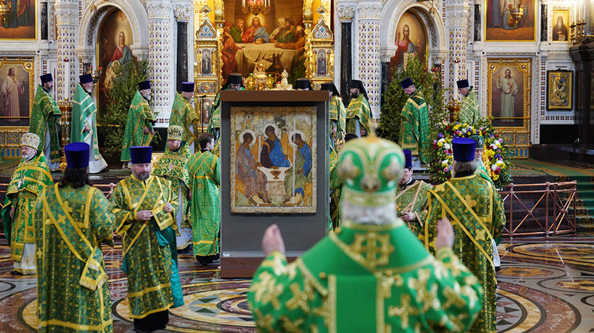 Патриаршее служение в праздник Святой Троицы в Храме Христа Спасителя у иконы Святой Троицы преподобного Андрея Рублева.patriarchia.ru