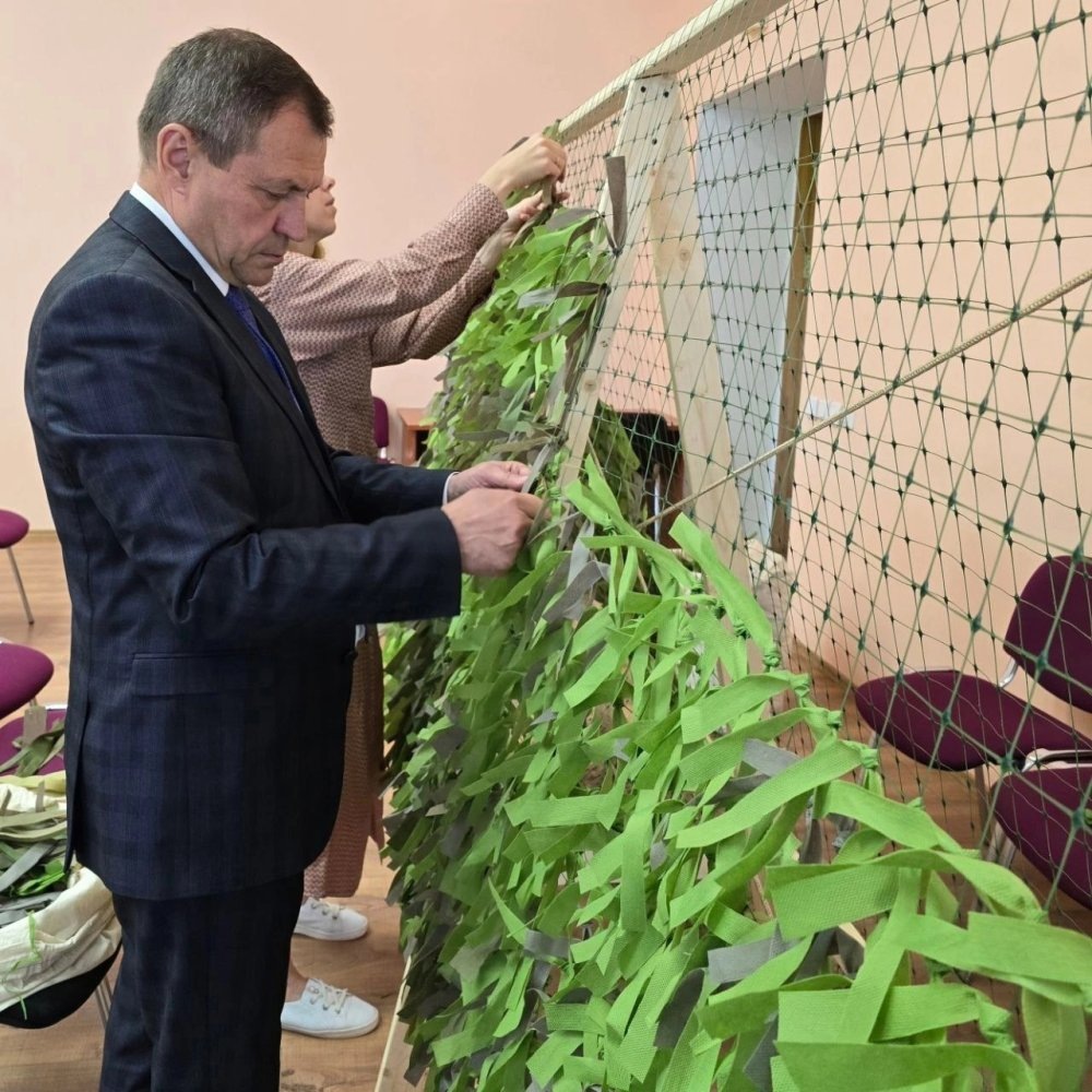    Сотрудники администрации Октябрьского района Югры прямо в мэрии плетут маскировочные сети