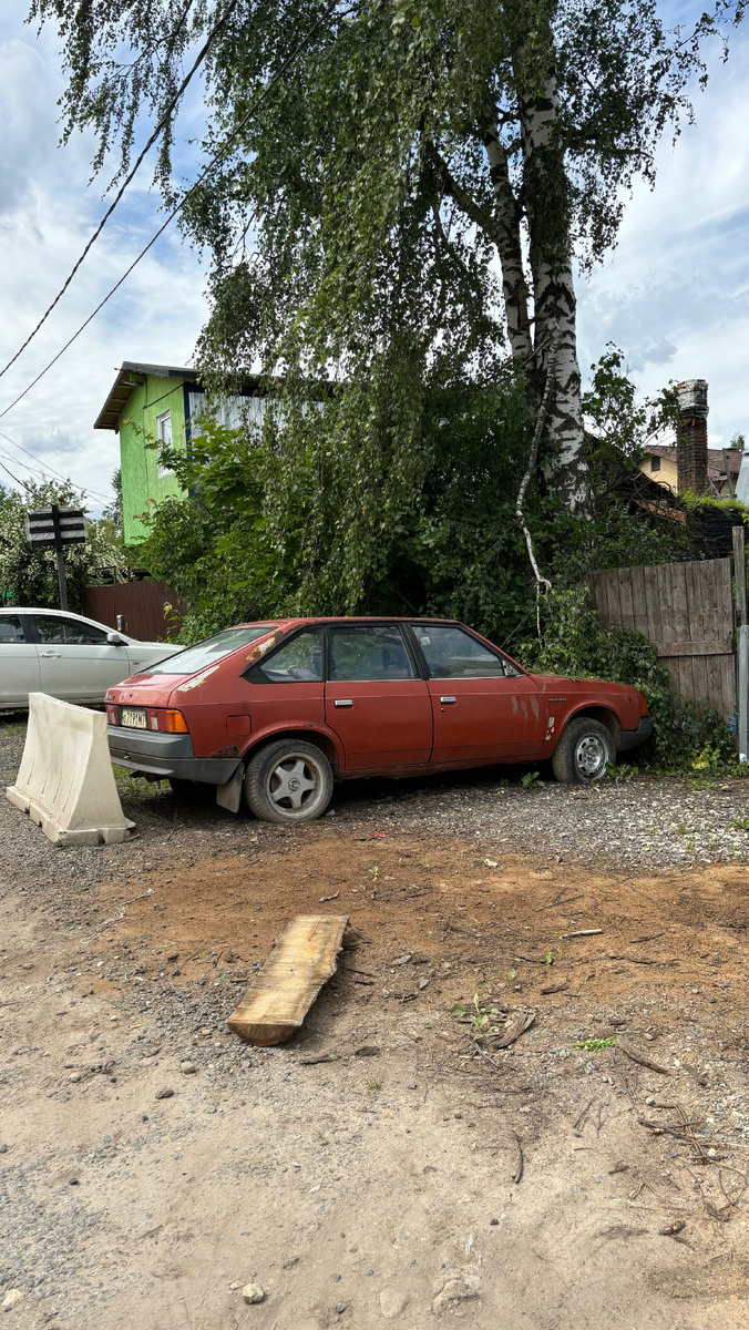 Москвич 2141. Когда-то и у нас был такой.