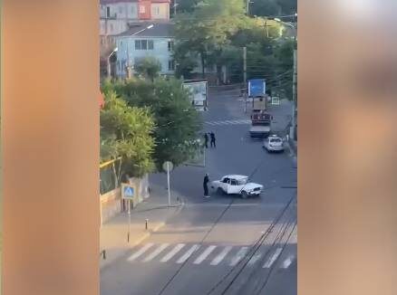   Парни в черном стреляют по полицейским. Фото: стоп-кадр видео телеграм-канал "Только факты"