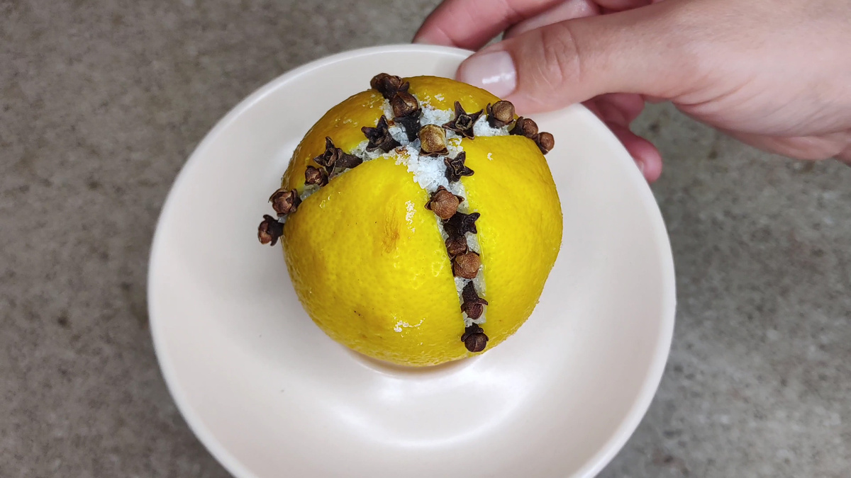 Воткните гвоздики в лимон