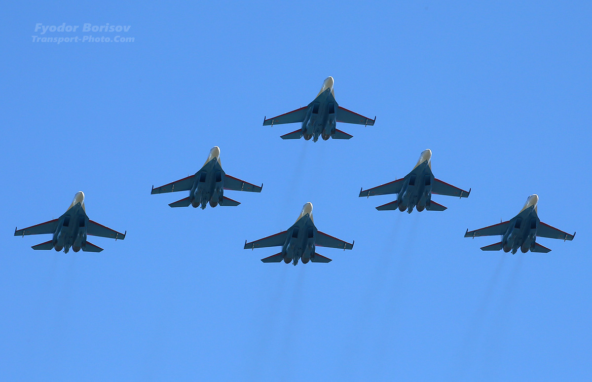 1. Су-35 "Русских Витязей" летят к Кронштадту. 