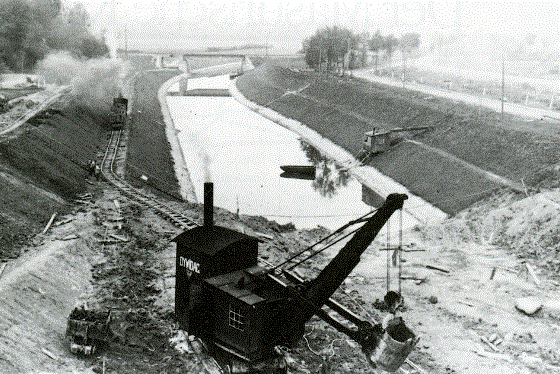 Процесс рытья канала (фото с сайта bildarchiv-ostpreussen.de)