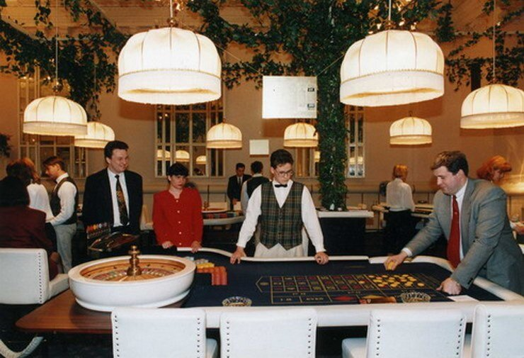 Казино в 90ые годы в России. Фото из открытых источников "Яндекс.Картинки".