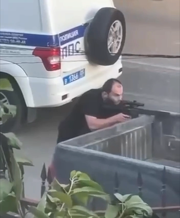 Фрагмент видео с лицами боевиков в Махачкале Добавьте описание
