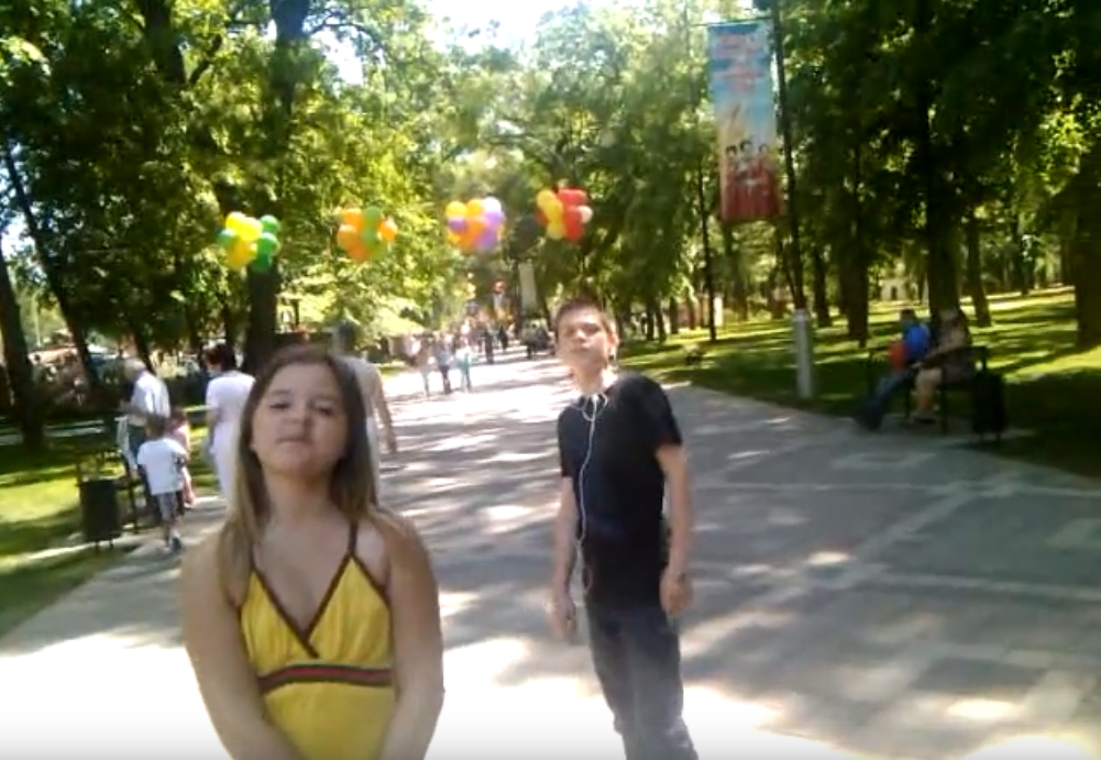 Аллея Чистяковской рощи, Катюша, 10 лет, и Коля, 12 лет,  мои внуки, 9 мая, 2014 год