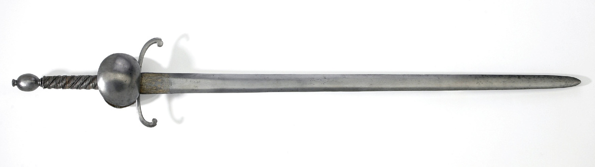 Шотландия, около 1600. Длина 1275 мм, клинок 1000 мм шириной 49 мм, вес 2330 граммов. 
Фото - Шведский исторический музей СС0