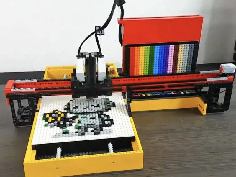    Pixelbot 3000 «печатает» картины кубиками LEGO [ВИДЕО]