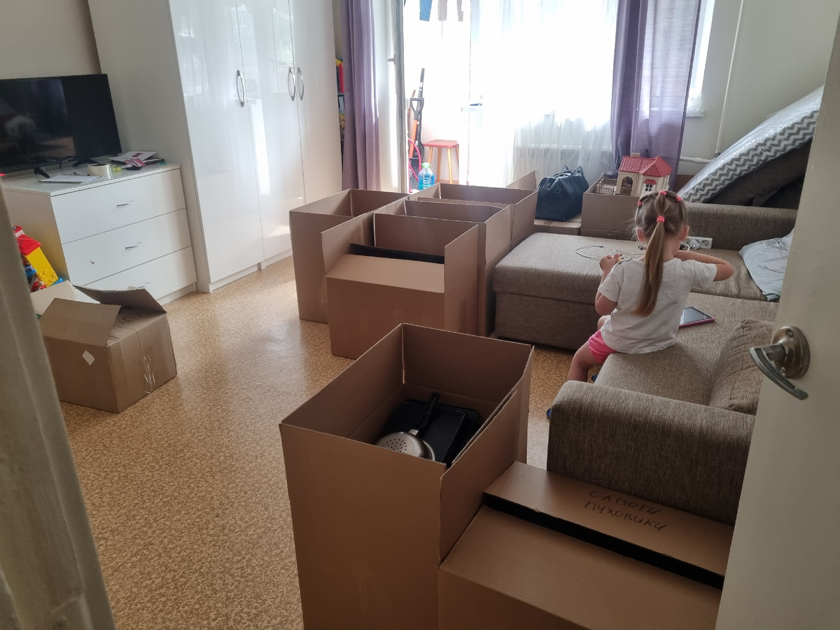 За два дня наша квартира стала ещё больше заставлена коробками, а несобранных вещей осталось совсем мало. Шкафы почти полностью пустые.