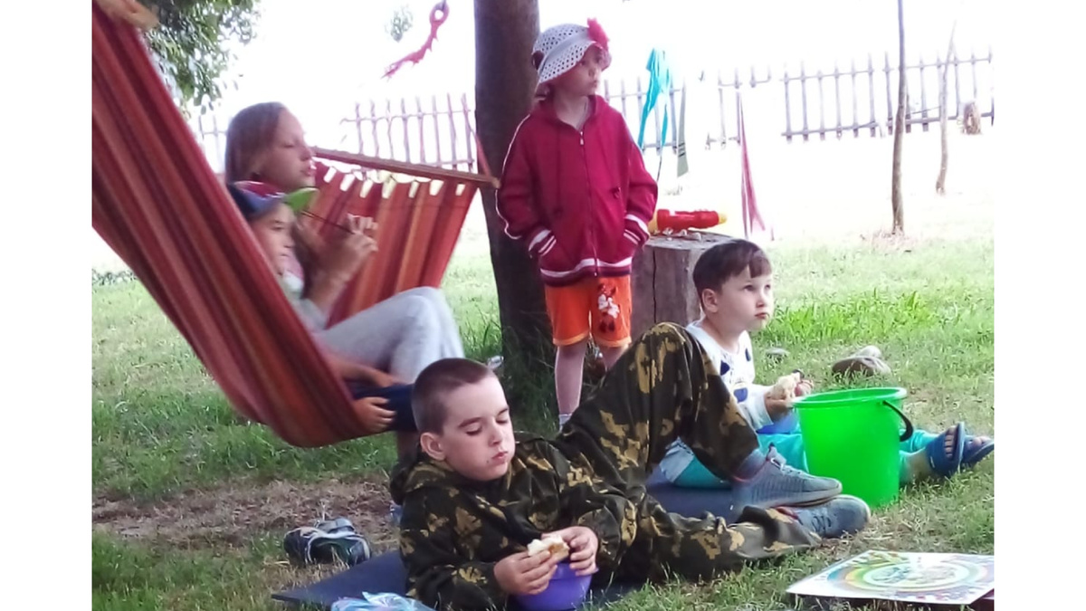 Абхазия, кемпинг, 5 детей. Олю в панамке узнали?