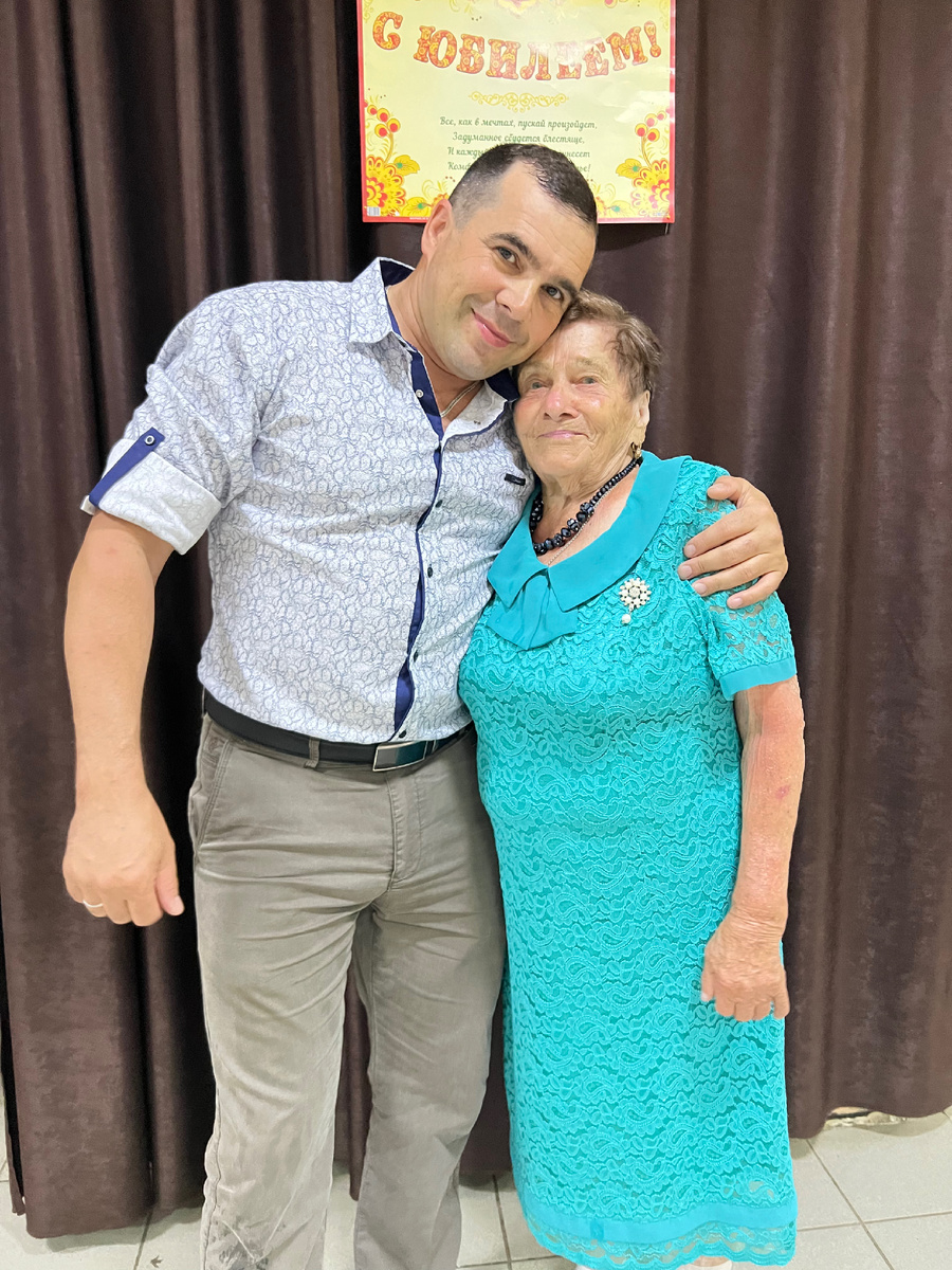 Наша самая старшая бабушка 91 год. Фото сделано 18 июня на юбилее у моей свекрови. Рядом с бабушкой ее внук - мой муж. Сейчас бабушка живет вместе со своей невесткой (моей свекровью) в доме, который купили родители мужа и в котором мы жили 5 лет