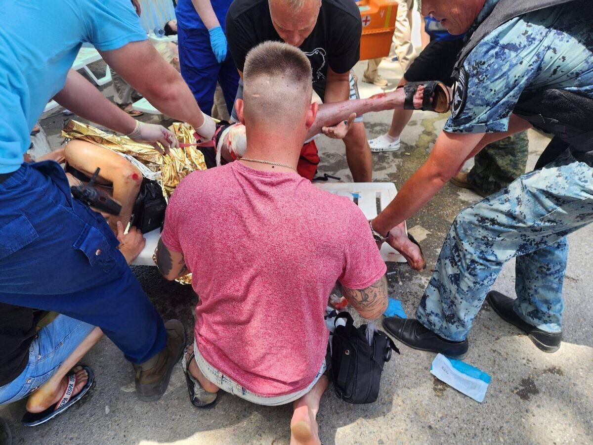    Оказание помощи пострадавшему при ударе ВСУ по Севастополю© Фото очевидца