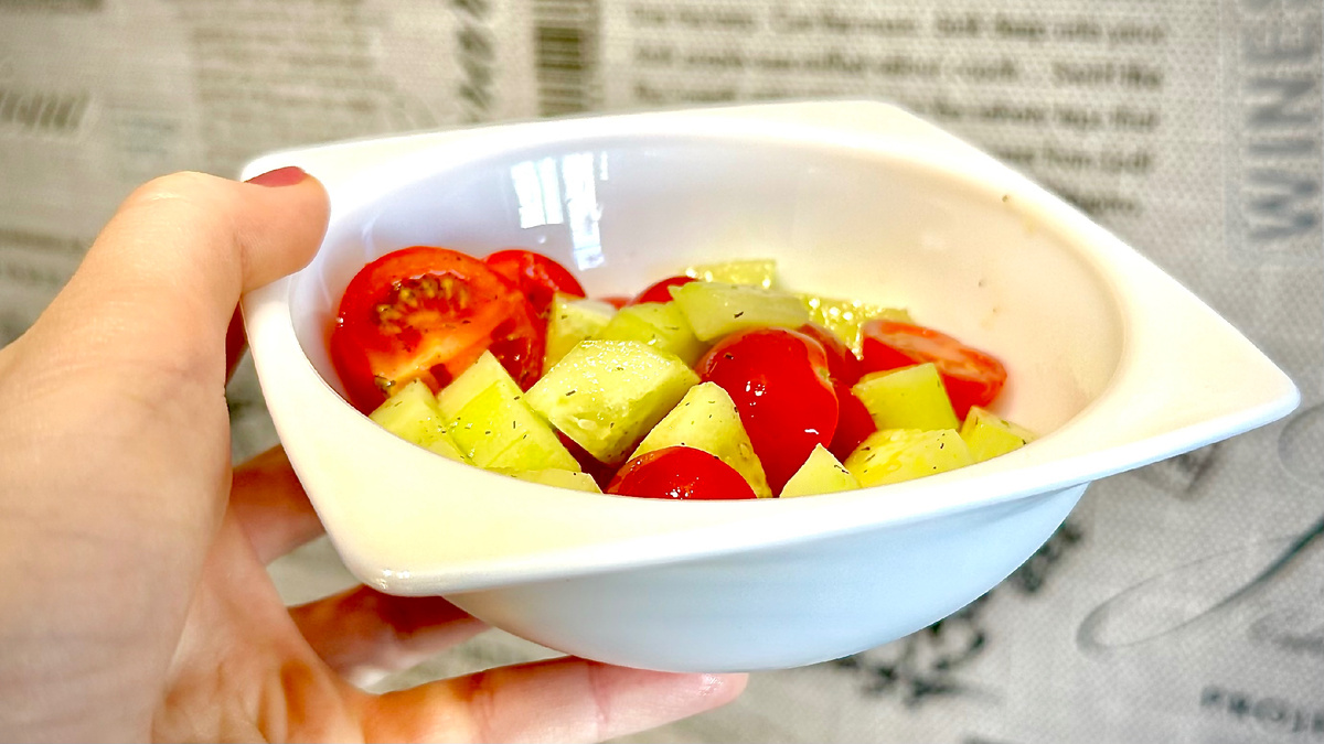 Сама я иногда делаю такой салат дома, поскольку никаких эффектов у меня от него нет. Фото автора.