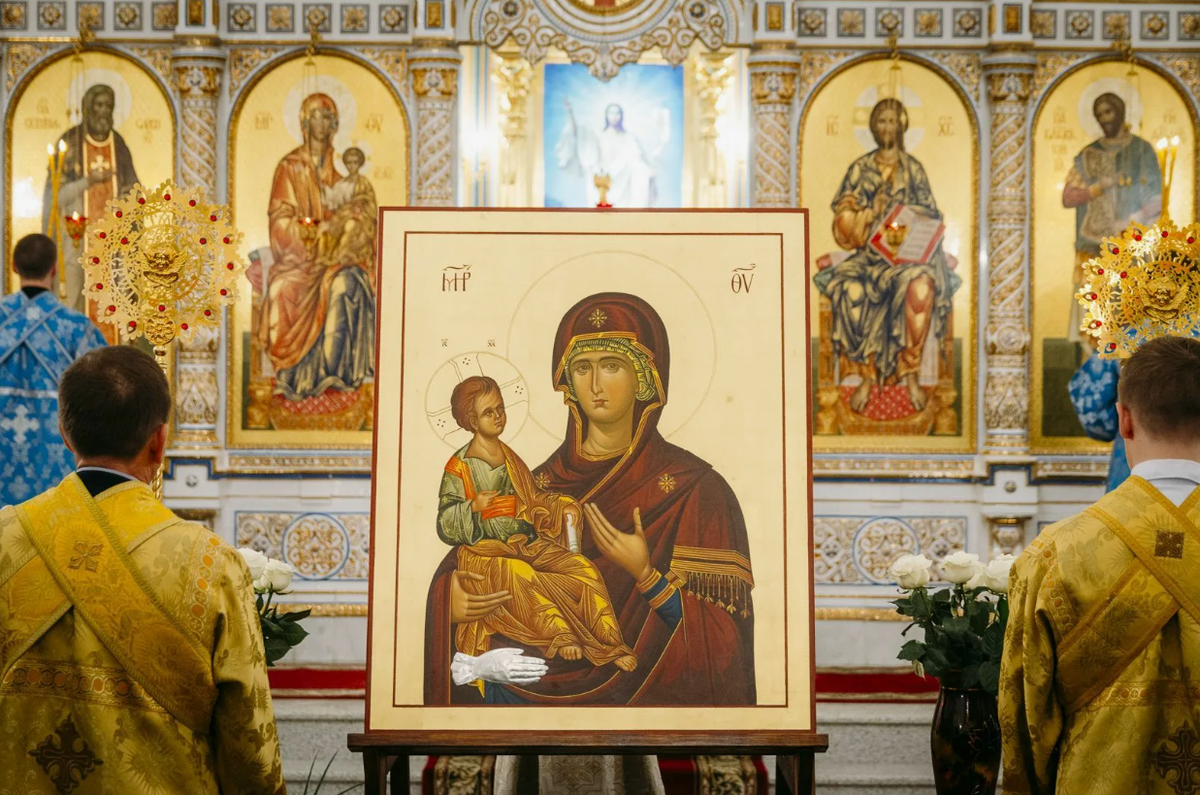 На широко почитаемом среди православных христиан образе 
Пресвятой Богородицы "Троеручица" написано три руки взрослого человека. Вот предание о появлении этого образа.