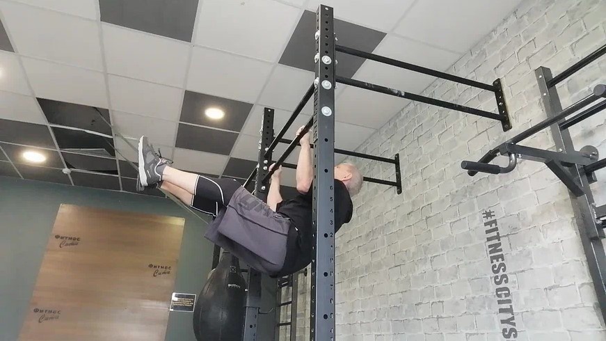 Тренировка пресса на турнике