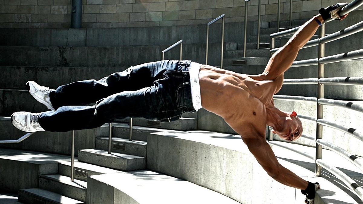 Один из элементов в калистенике Фото из интернета https://clck.ru/3BSWAQ