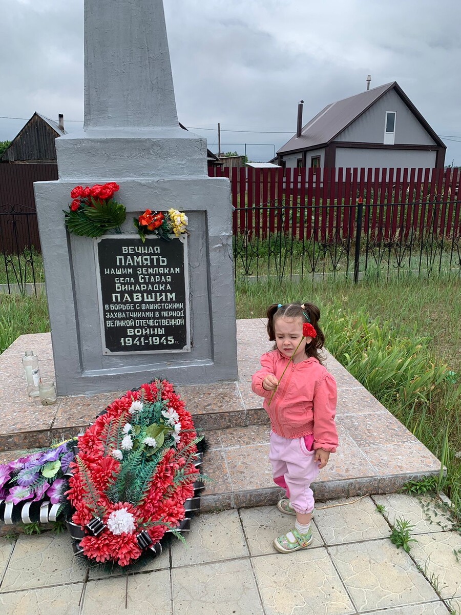 У Дианы в руках один из цветочков, которые в парке нам дали девочки 