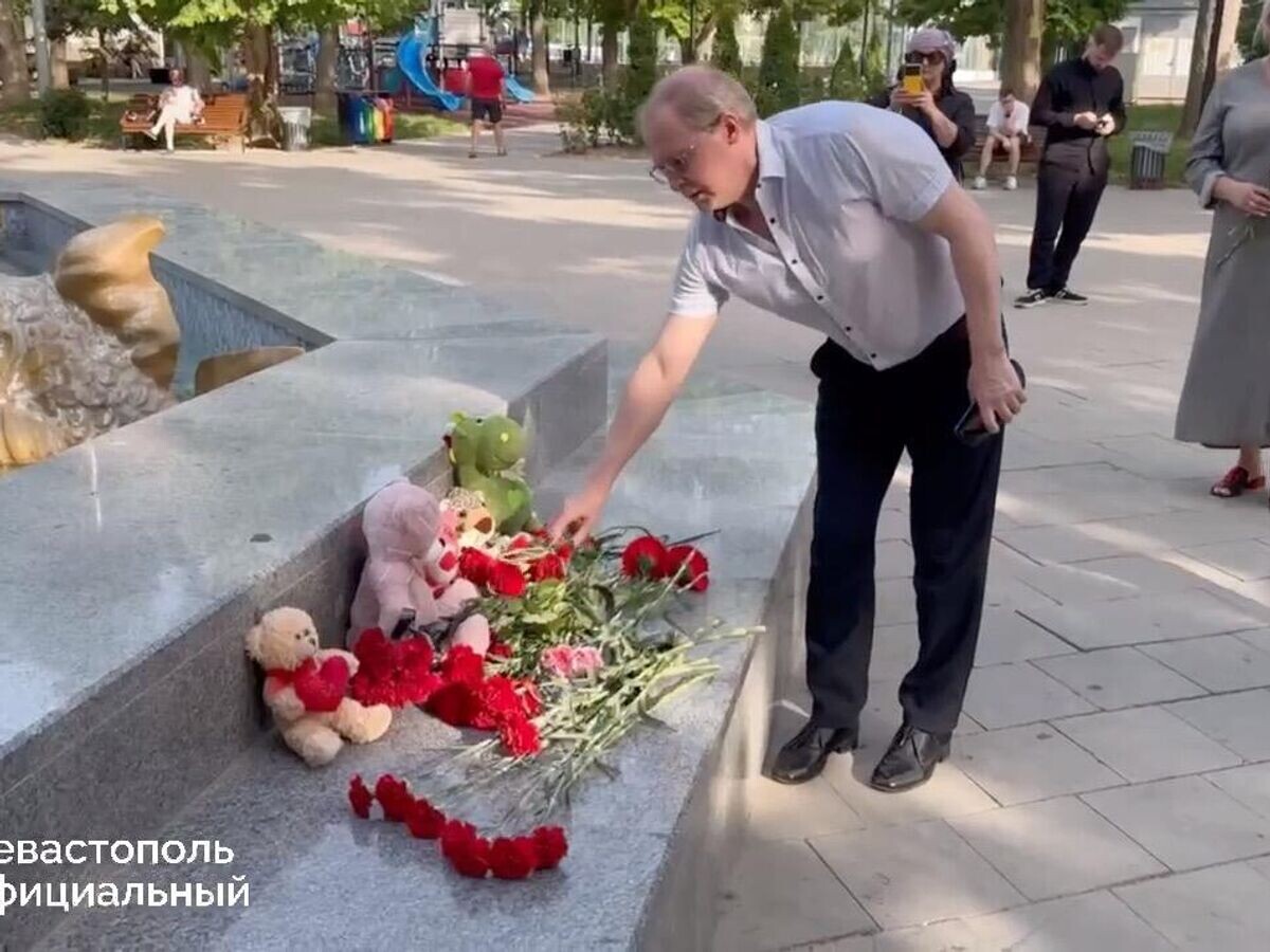    Стихийный мемориал в память о погибших в Севастополе. Кадр видео© пресс-служба правительства города Севастополя