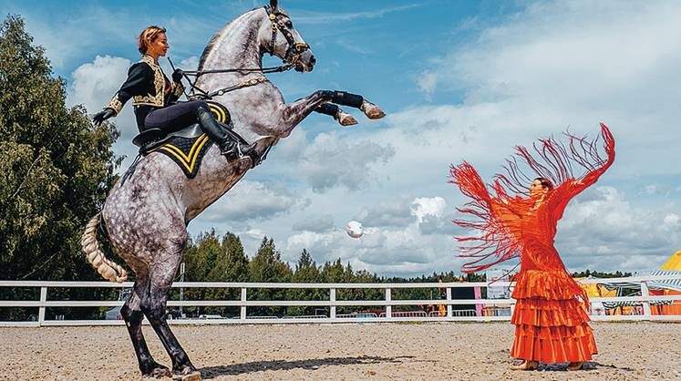    ПРЕСС-СЛУЖБА ФЕСТИВАЛЯ «ИВАНОВО ПОЛЕ» Программу большого поля фестиваля завершит выступление хедлайнеров — всадников Кремлевской школы верховой езды