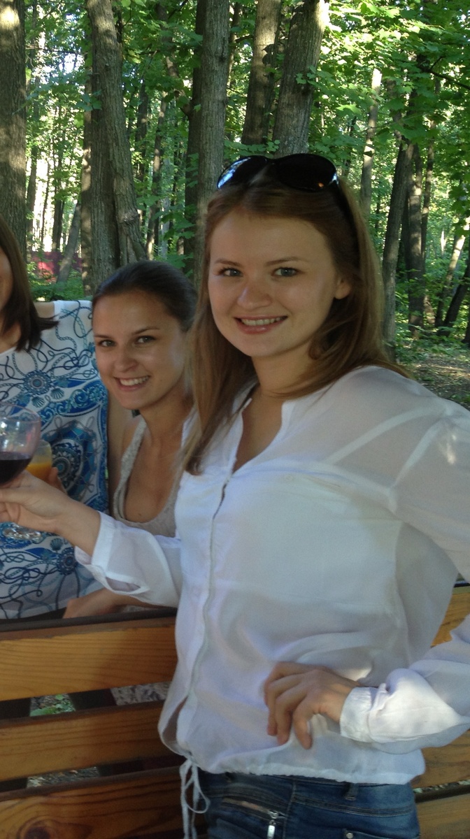 Лето 2014 года (мой первый рабочий день в страховой). Мы с Яной.