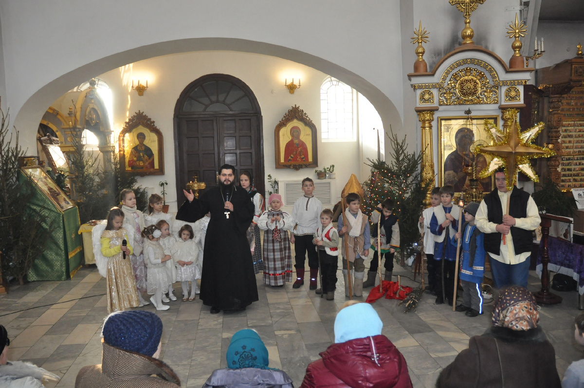 Первое выступление детского ещё не Вертепного, а простого театра 10.01.2016 С детьми директор Воскресной школы иерей Евгений Башкеев