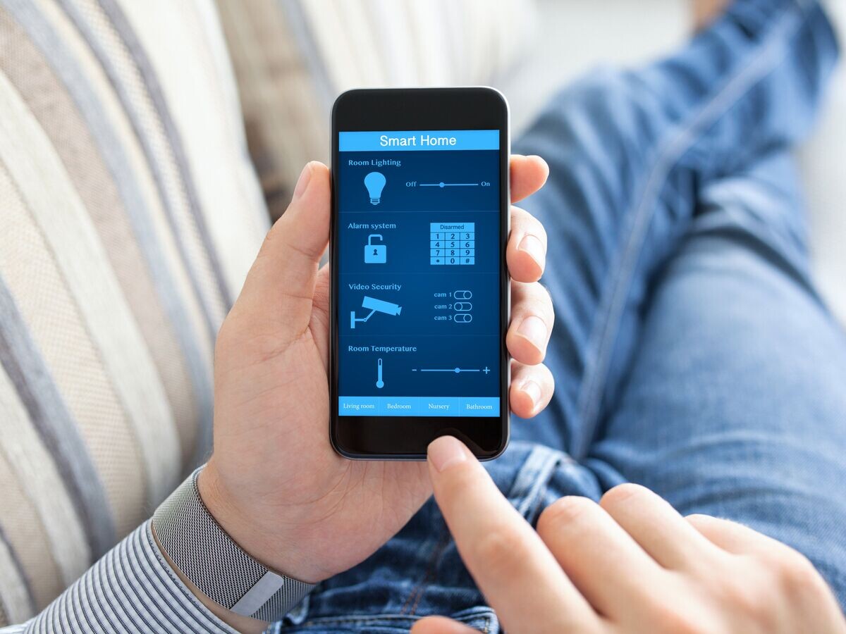    Мужчина со смартфоном© Fotolia / Denys Prykhodov