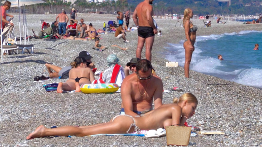 Бесстыдницы на этом пляже не знают про слово приличие😍 Как хотят так и отдыхают! Мужики с удовольствием наблюдают.