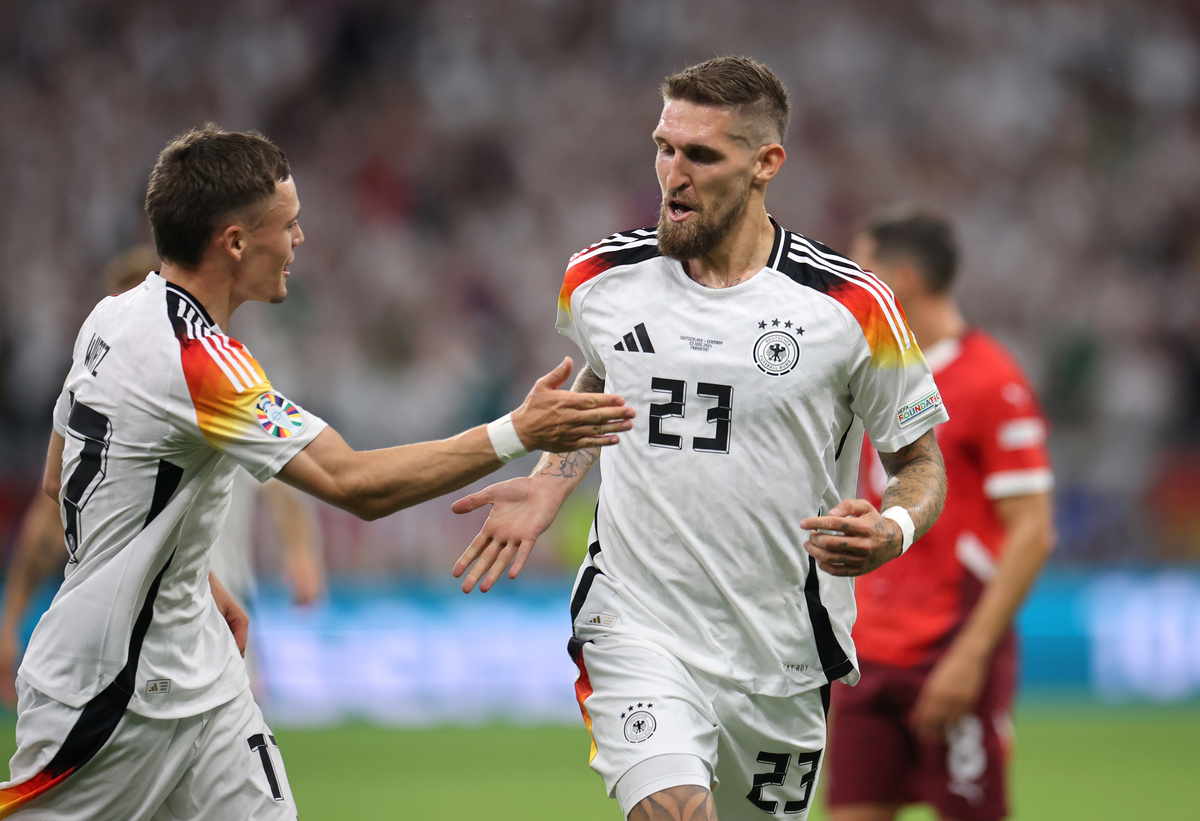    Германия едва не потерпела поражение от Швейцарии. Пр этом уже на 17-й минуте Роберт Андрих вывел хозяев вперёд, но судейская бригада отменила гол из-за нарушения правил Джамалом Мусиалой на Михеле Эбишере / Gettyimages.ru