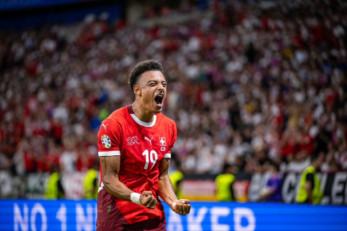    А по истечении получаса швейцарцы, проведя редкую контратаку, неожиданно вышли вперёд. Антонио Рюдигер не уследил в штрафной за Даном Ндойе и позволил ему замкнуть прострел. Рефери проверили эпизод на предмет офсайда и решили, что нарушения правил не было / Gettyimages.ru