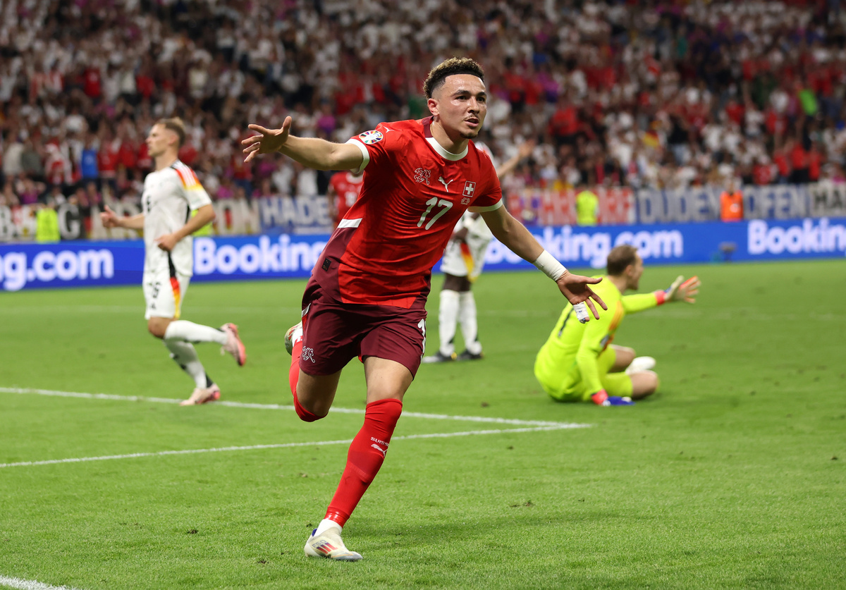    В концовке Рубен Варгас, казалось, поставил точку в матче, умчав в контратаку и не оставив шансов Мануэлю Нойеру. Но на этот раз арбитр зафиксировал положение вне игры / Gettyimages.ru