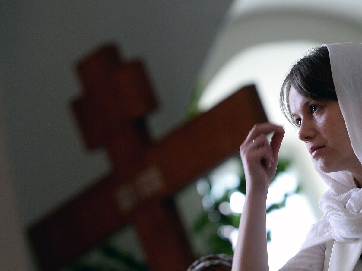    Верующая в храме© РИА Новости / Максим Богодвид