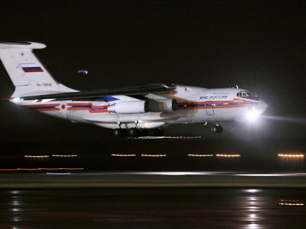    Борт МЧС России доставил в Санкт-Петербург тела жертв крушения Airbus A321 авиакомпании "Когалымавиа"© РИА Новости / POOL AP/Dmitry Lovetsky