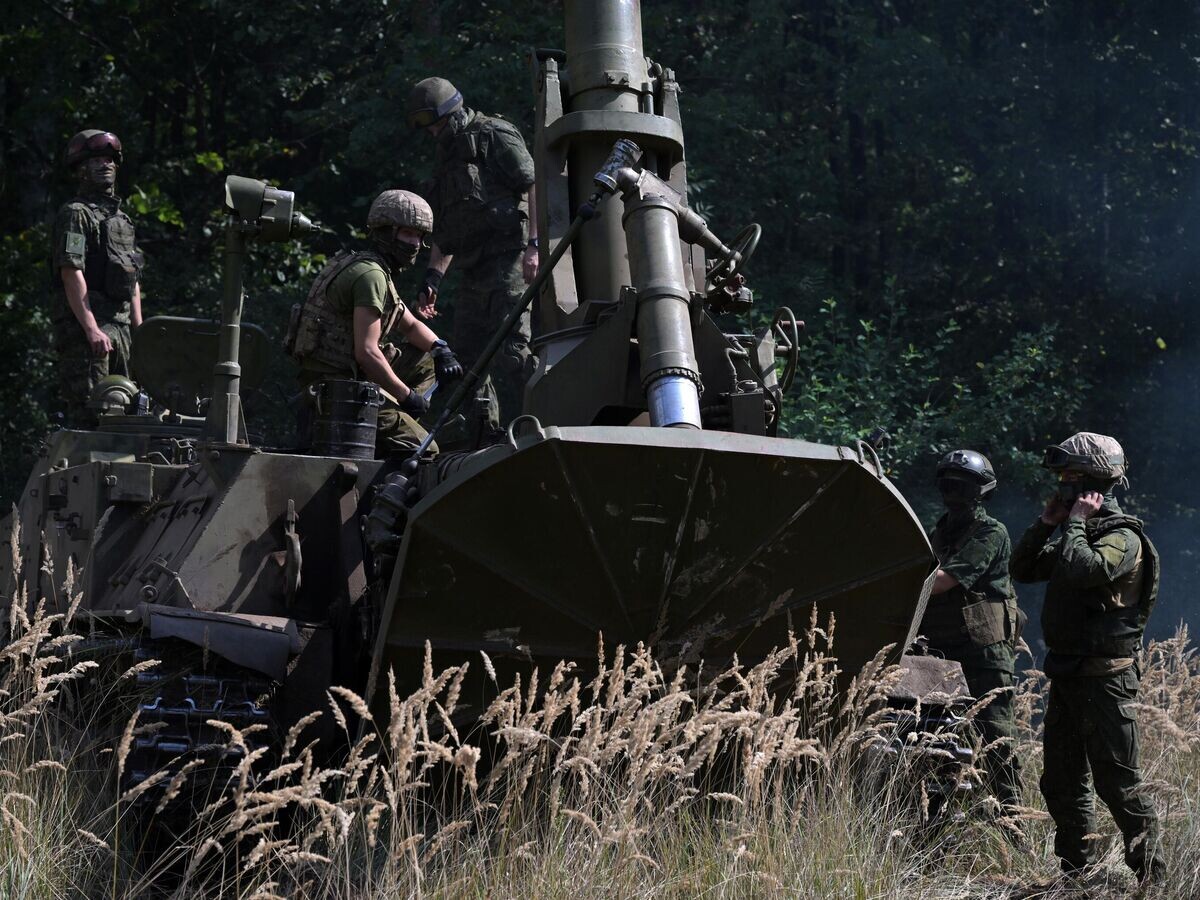    Экипаж во время подготовки к боевому применению самоходного миномета 2с4 "Тюльпан" ЦВО ВС РФ на Краснолиманском направлении© РИА Новости / Евгений Биятов