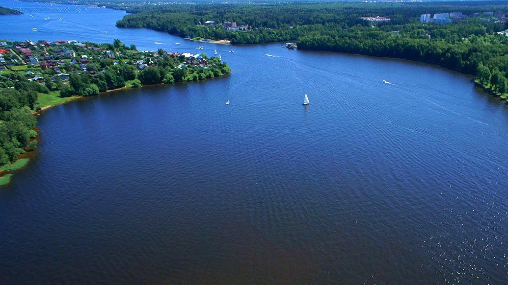 1. Расположенное в 10 километрах от МКАД, Клязьминское водохранилище является любимым местом отдыха москвичей и главной водной Меккой для всех любителей парусного спорта.